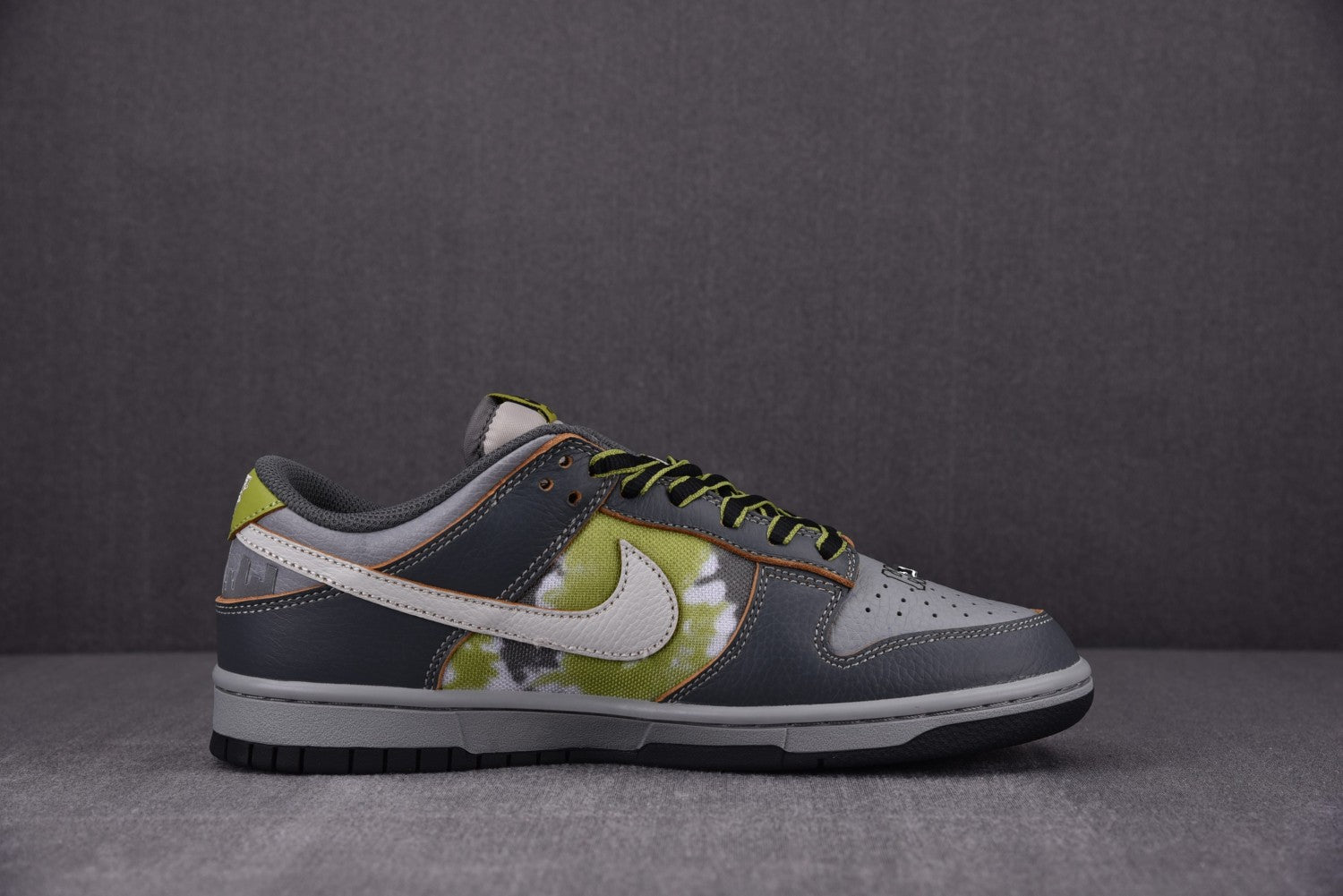 NIKE DUNK SB LOW “Friends