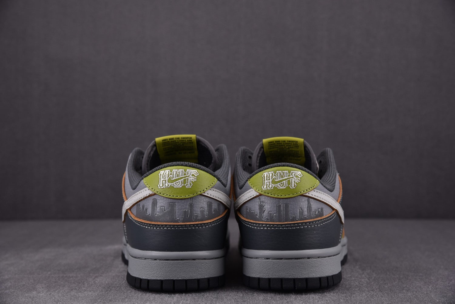 NIKE DUNK SB LOW “Friends