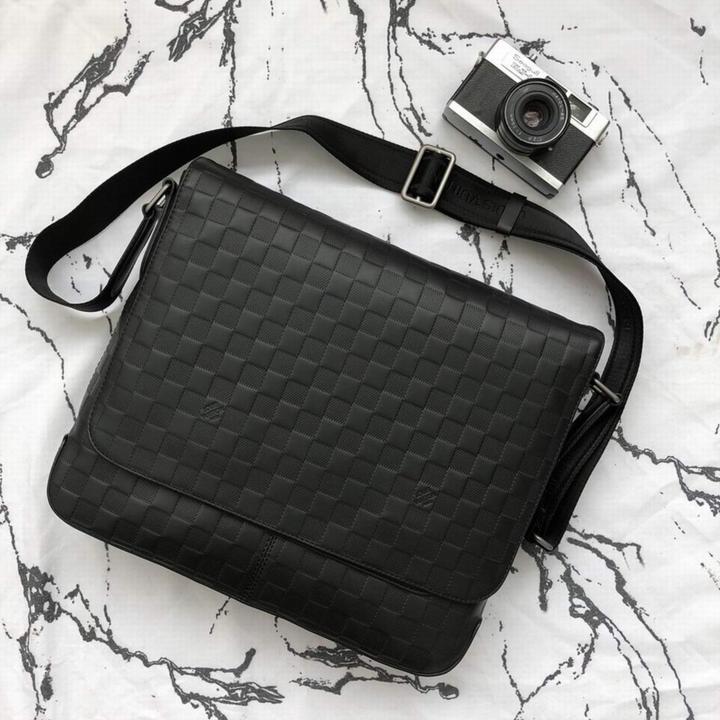 LOUIS VUITTON - SHOULDER BAG