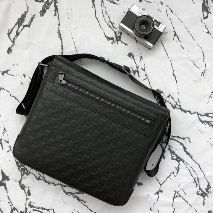 LOUIS VUITTON - SHOULDER BAG